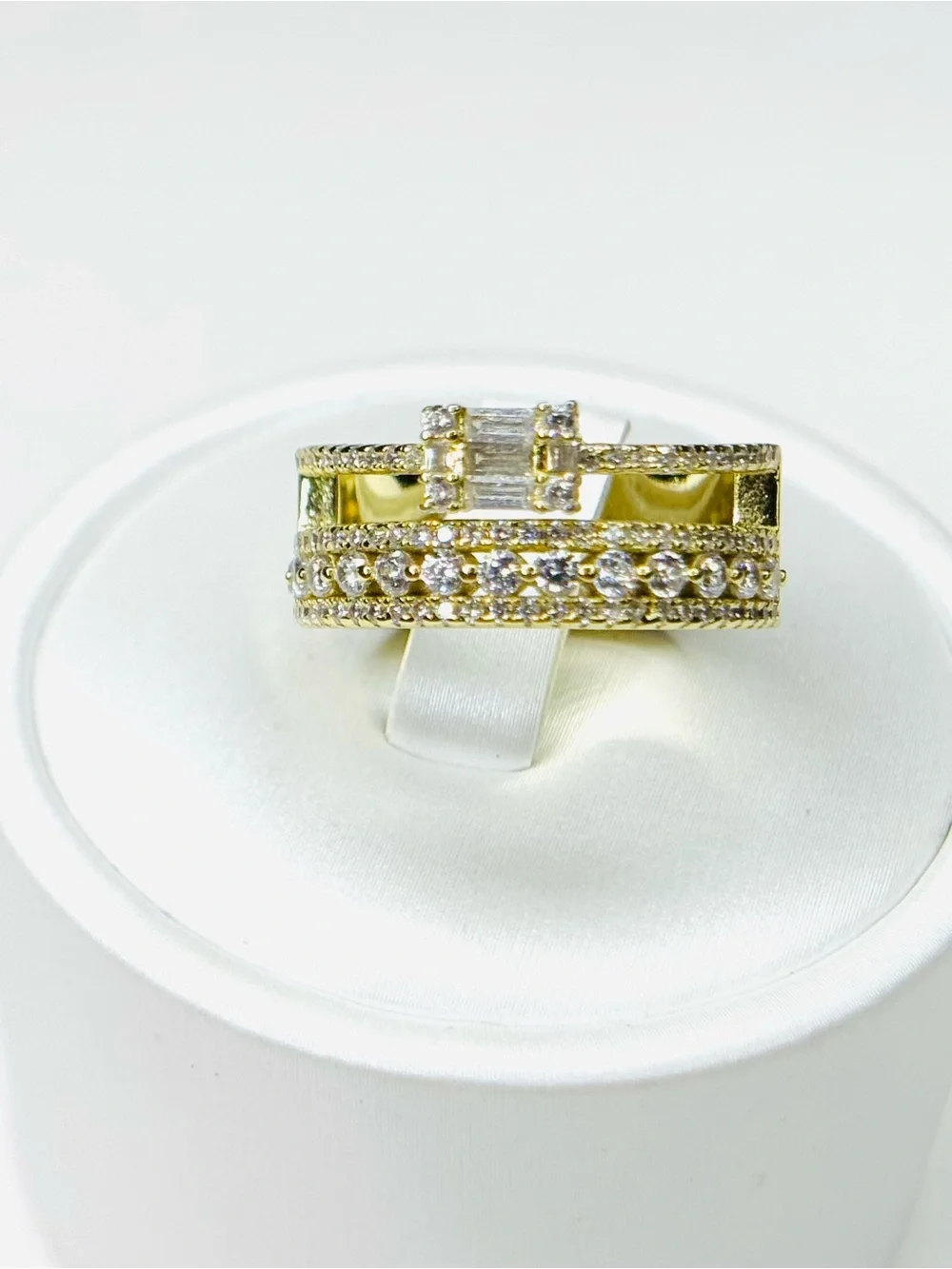 Moissanite shiny gold
